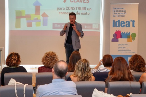 El Ayuntamiento de Torrent y los negocios de la ciudad estrechan lazos en el I Foro de Comercios 