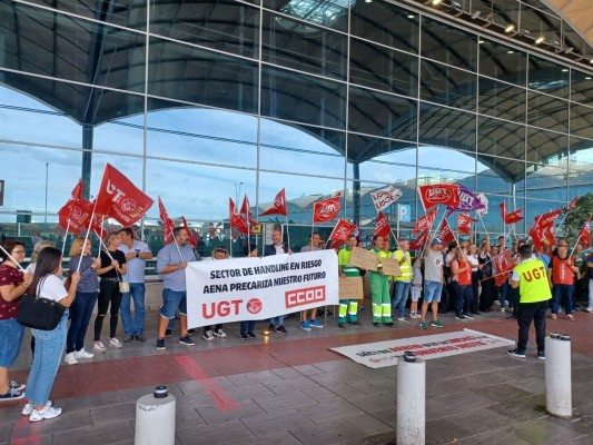 CCOO y UGT se concentran en el aeropuerto de Alicante-Elche por las condiciones del 