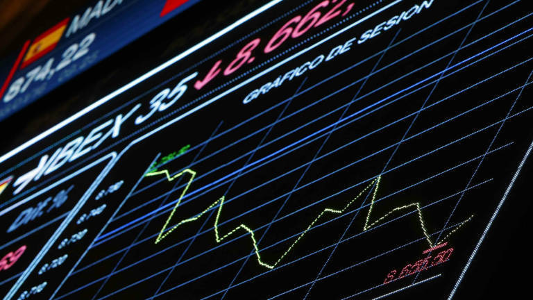 El Ibex 35 abre con una fuerte caída de casi el 2% por debajo de los 8.900 puntos