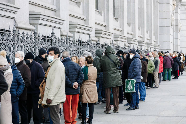  Cola de gente en la sede del Banco de España de Madrid para comprar Letras. Foto: Carlos Luján / Europa Press  - 