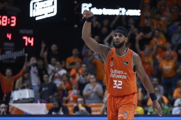 Valencia Basket bate su récord histórico de tapones en una tarde de leyenda de Brandon Davies
