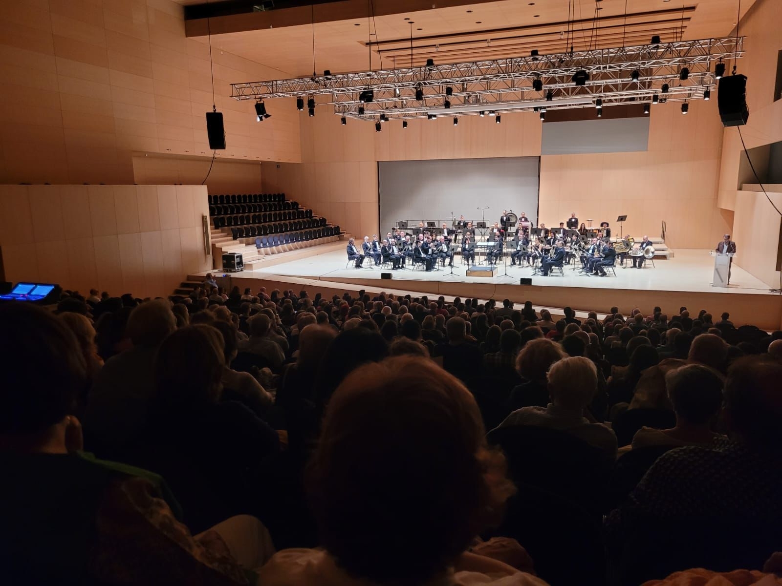 La Banda Municipal de Castelló ret un sentit homenatge a Adam Ferrero 