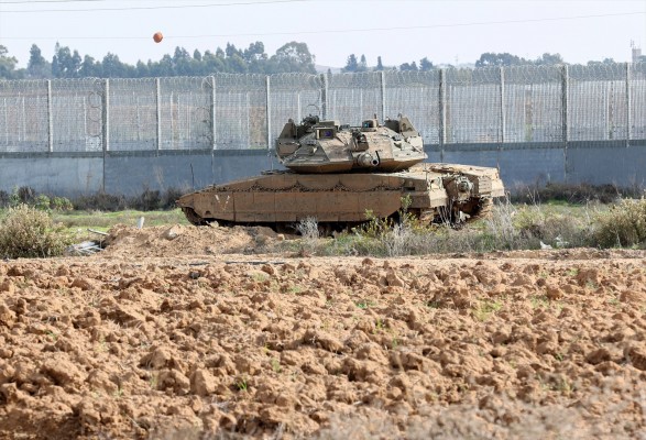 Carro de combate israelí dispara contra posiciones militares egipcias en Rafá 