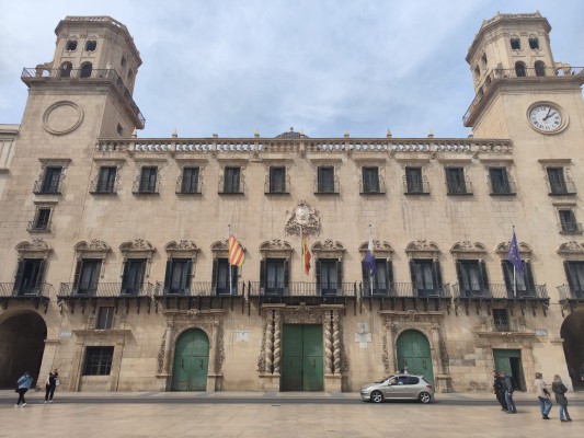 Alicante incorpora a 43 personas para reforzar todas las áreas municipales con los programas Explus y Empuju