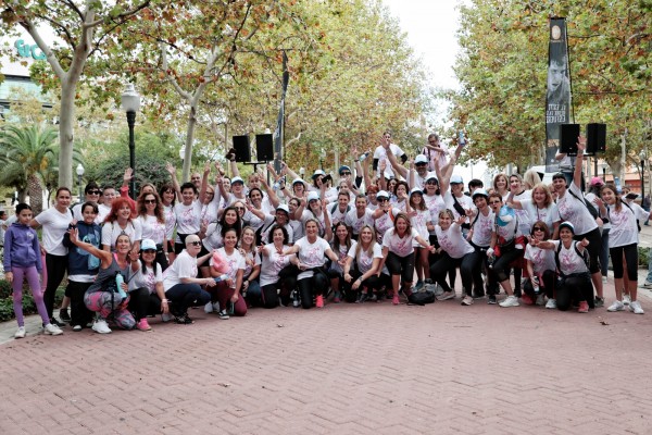 Castelló se suma a la lucha contra el cáncer de mama en una multitudinaria marcha 