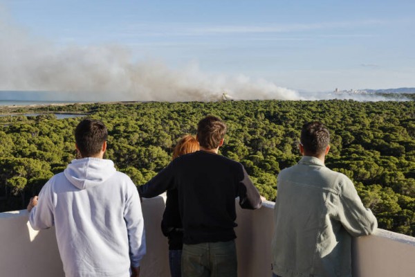 Medio centenar de efectivos en el incendio del Saler y la Guardia Civil analiza los indicios