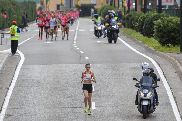 Sara Benedi se impone por tercera vez en la Carrera de la Mujer de Zaragoza