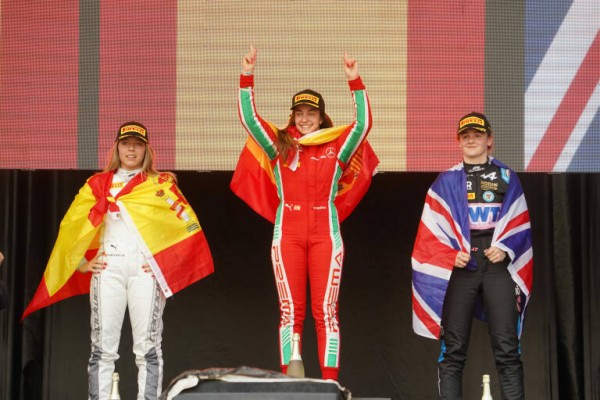 La alicantina Marta García, primera campeona de la F1 Academy