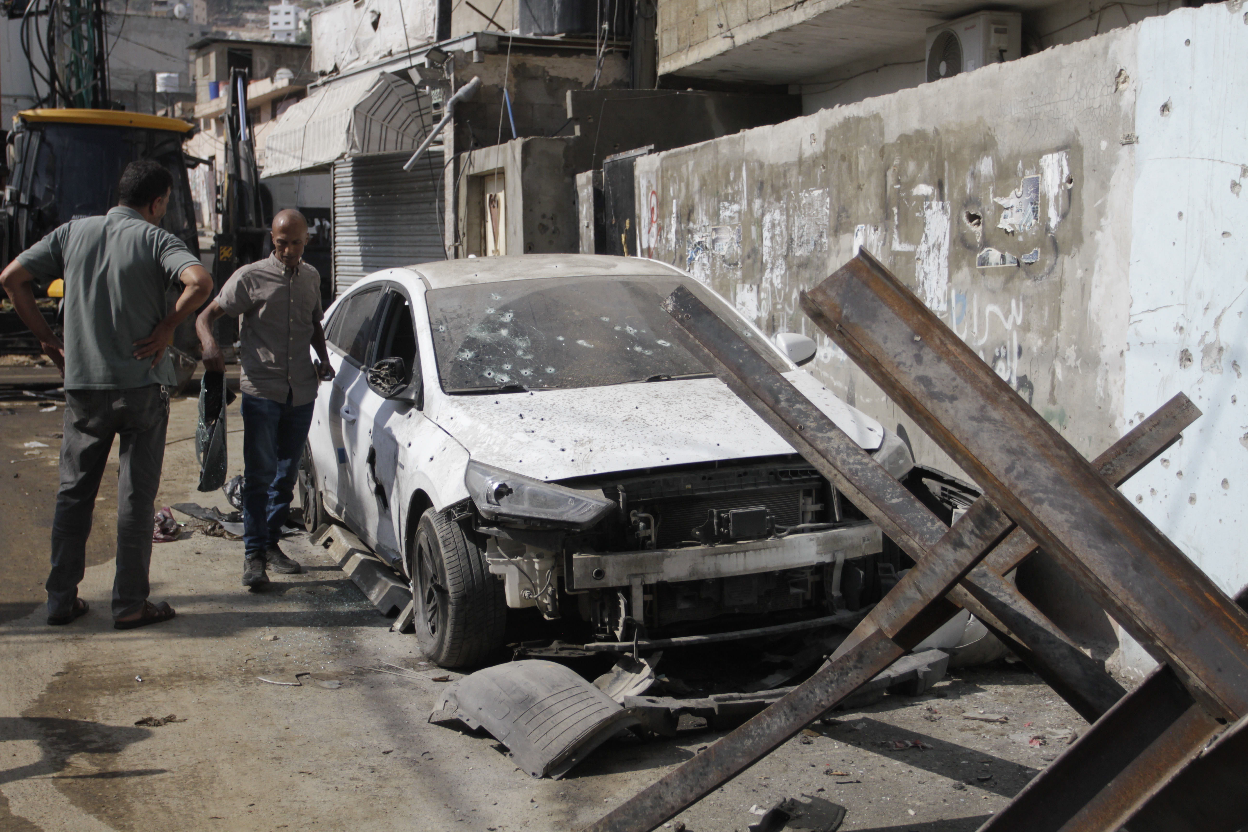 Israel y Hezbolá siguen con disparos mientras aumenta el perímetro de seguridad de la frontera