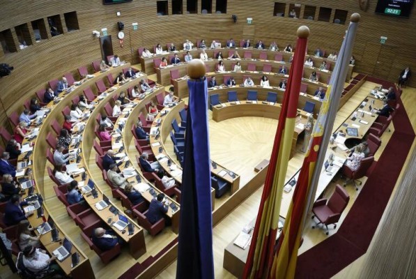 La eliminación de sucesiones y la bonificación del canon de saneamiento, a debate en Les Corts
