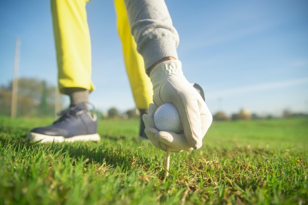 El golf, el senderismo y la marcha nórdica pueden mejorar la función cognitiva en adultos mayores