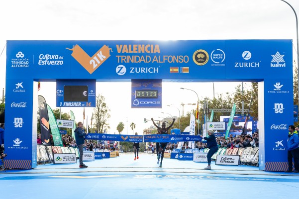 Kandie revalida título en el Medio Maratón Valencia pero no puede con el récord del mundo
