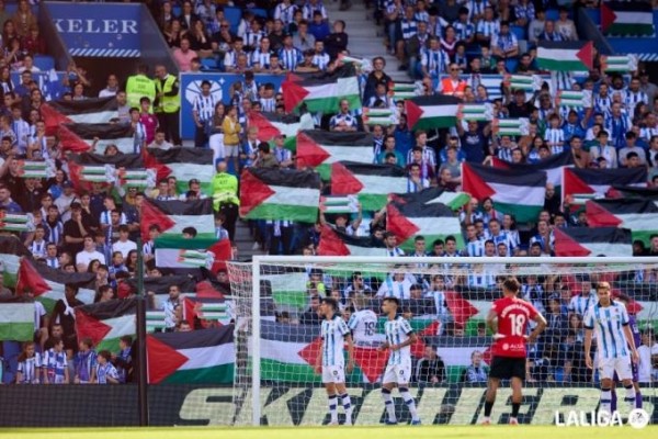 La grada de animación de la Real Sociedad sí se vuelca con Palestina
