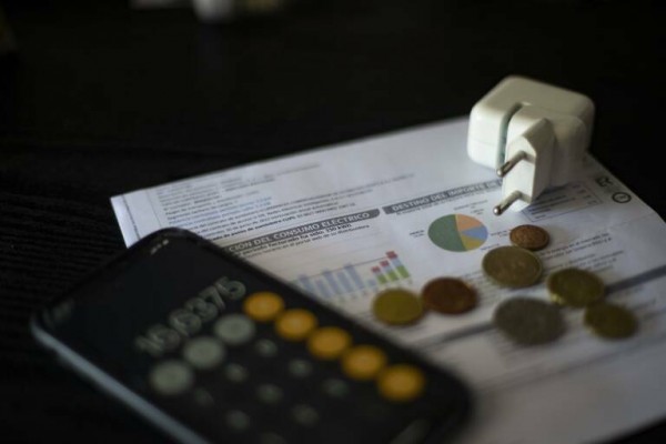 El precio de la luz sube un 42% este domingo, hasta los 86,98 euros/MWh
