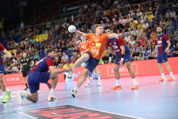 Un Barça discreto supera al Benidorm para reforzar su liderato