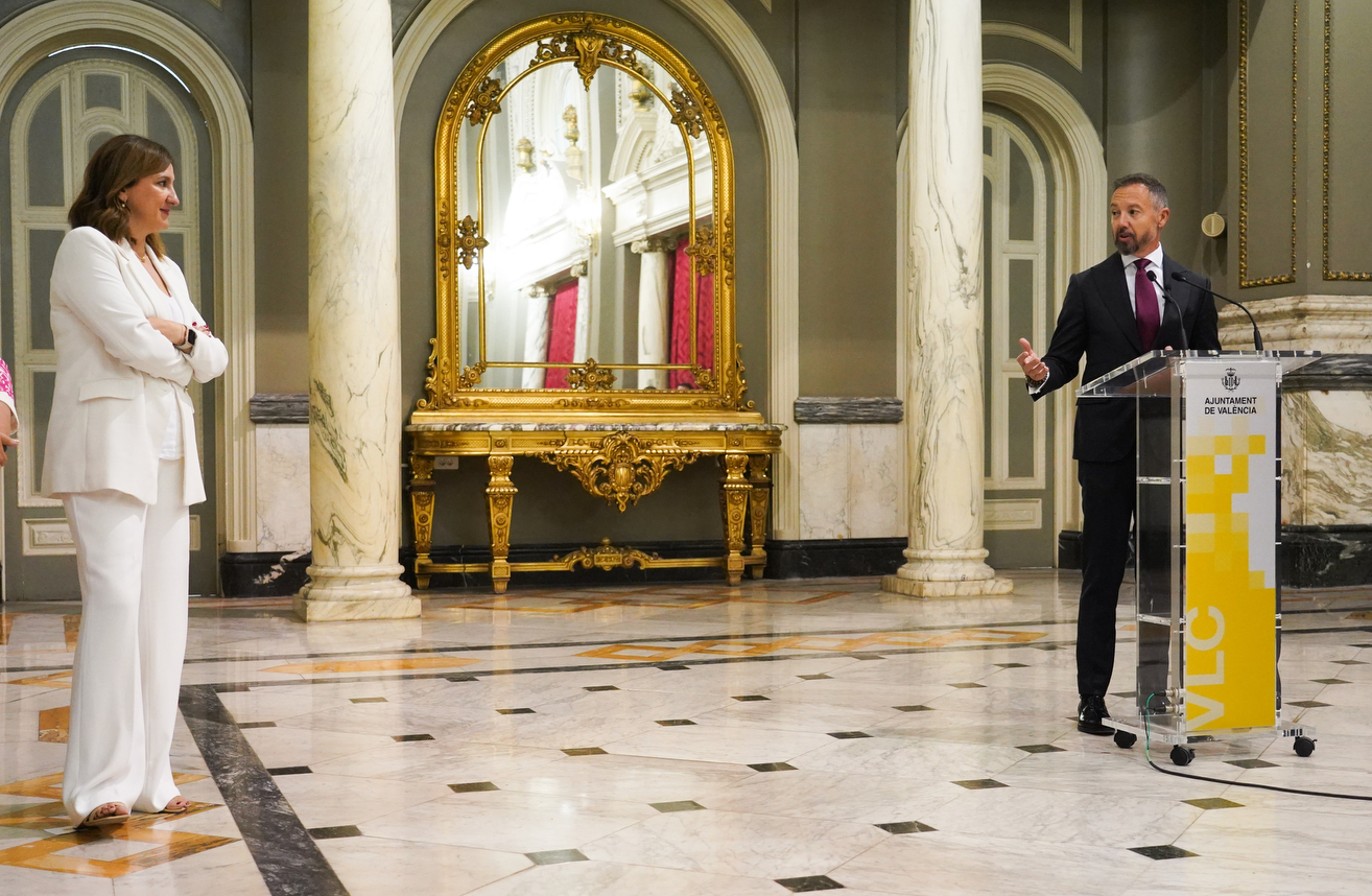María José Catalá y Juanma Badenas, este viernes. Foto: EDUARDO MANZANA - 