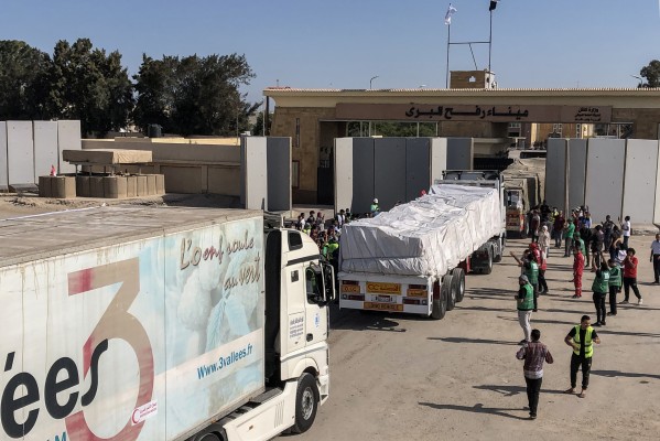 El paso de Rafá abre sus puertas para la primera entrada de ayuda a Gaza desde el inicio de la guerra