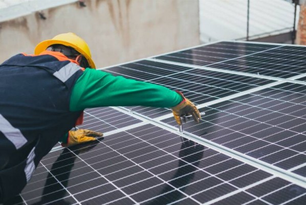 El Ivace destina 4 millones para impulsar 41 proyectos municipales de autoconsumo eléctrico 