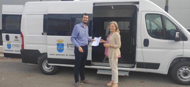 Burriana estrena vehículo para el servicio de transporte adaptado