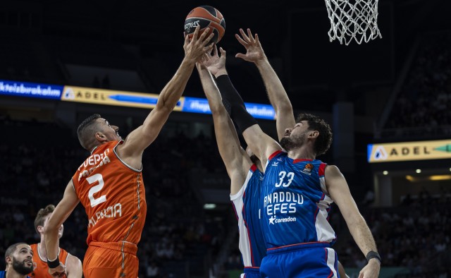 El Valencia aprieta al Efes pero se queda corto y sufre su primera derrota