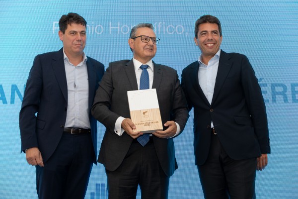 La 'nueva' Uepal se da un baño de autoestima con la complicidad del Consell y la CEV