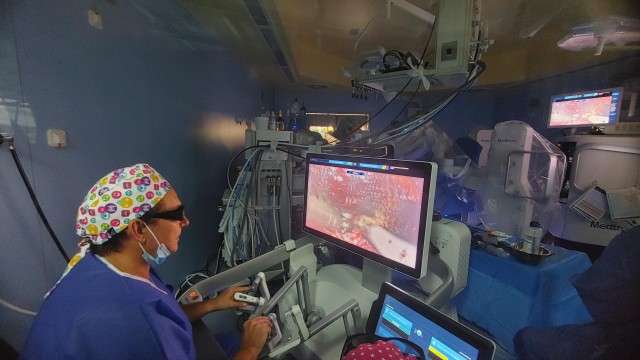 El Hospital Universitario de la Ribera realiza su primera cirugía asistida con el robot Hugo