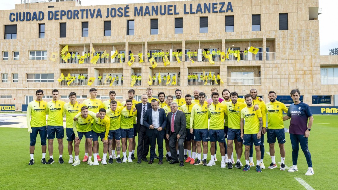 El primer equipo del Villarreal posa junto a Fernando Roig (presidente del club), José Benlloch (alcalde de Vila-real) y Víctor Martín (Jefe de Gabinete de Presidencia de LaLiga). VILLARREAL CF - 