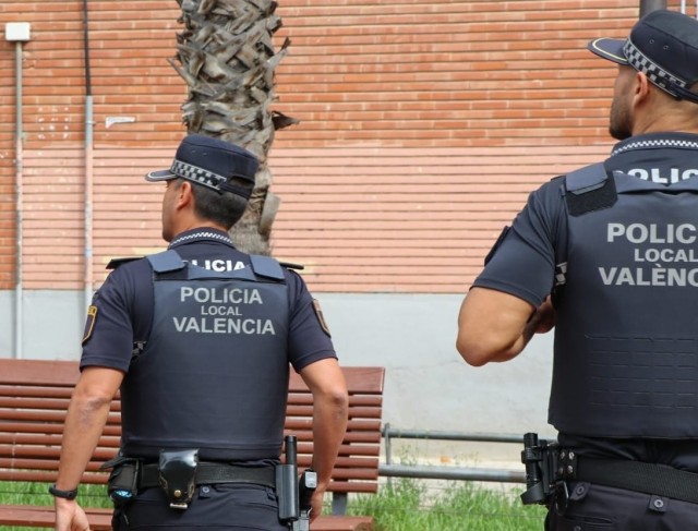 València confía a Cecotec el diseño de los patinetes con los que patrullará la Policía Local por el carril bici