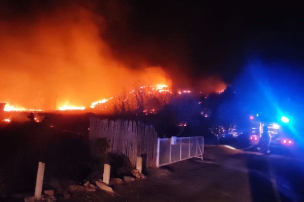 El  Beal y el Llano del Beal se quedan sin luz tras quemarse un transformador, que provoca un incendio forestal 