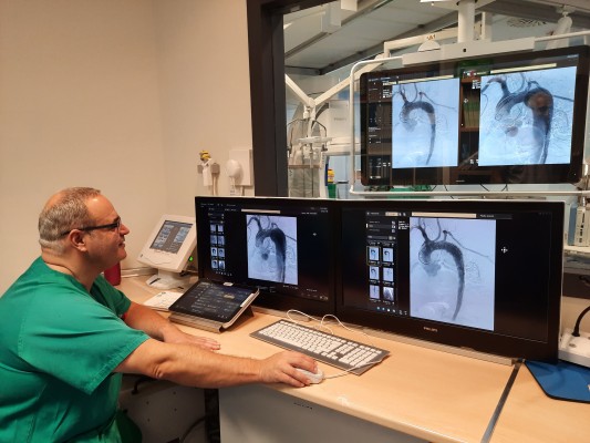 El Hospital Doctor Balmis implanta una prótesis endovascular para la disección de aorta