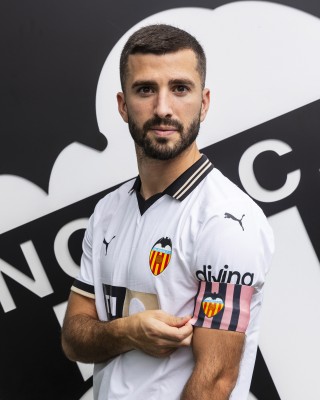 Gayà presenta el brazalete especial que lucirá en apoyo a la lucha contra el cáncer de mama