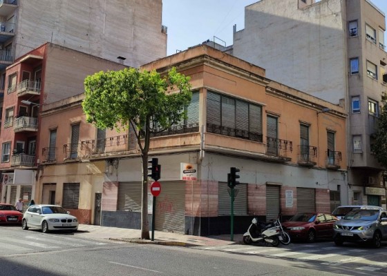 Adiós al inmueble que acogió el clásico Bar Nóbel de Elche: ya hay permiso de derribo