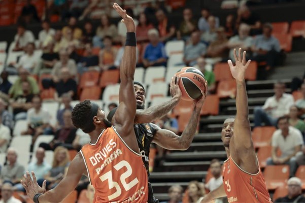 Claver y Jovic desbordan al Maccabi en un duelo marcado por la seguridad