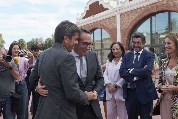 Mazón reitera que el TRAM a Benicàssim tendrá fondos en 2024 y anuncia una estrategia viaria provincial