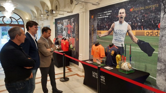 Las botas de Iniesta, Messi, la raqueta Nadal y las zapatillas de Bolt visitan Elche
