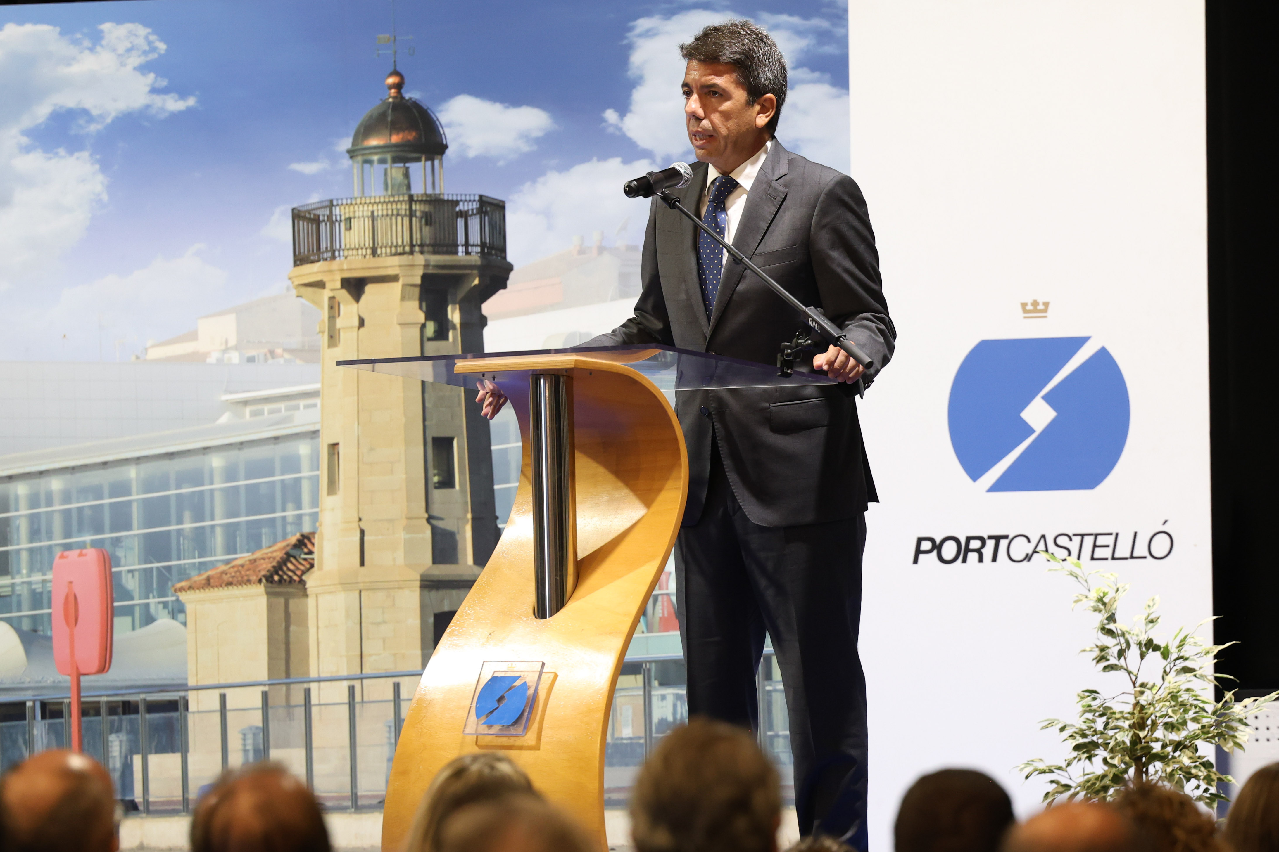 Mazón da la bienvenida a Aragonès al Senado: 