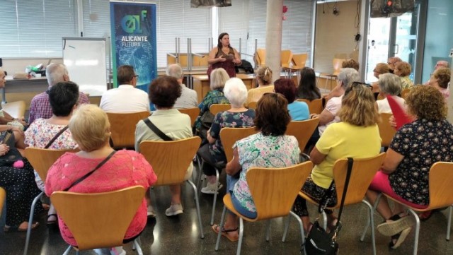 Alicante activa charlas para mayores sobre el uso de la tecnología para reducir la brecha digital