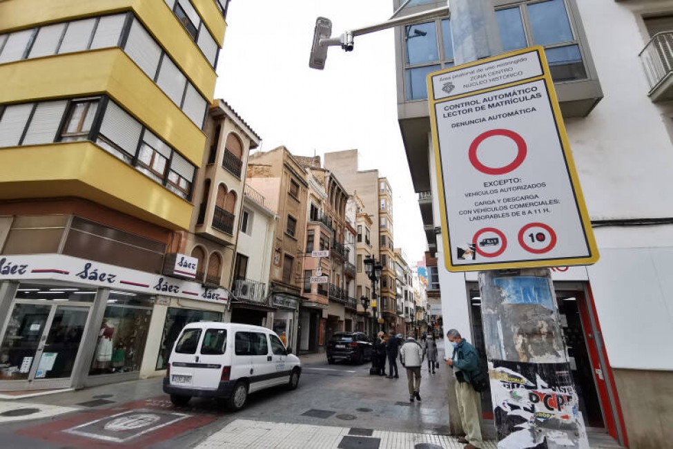 El acceso al centro está controlado por videocámaras. Foto: ANTONIO PRADAS - 