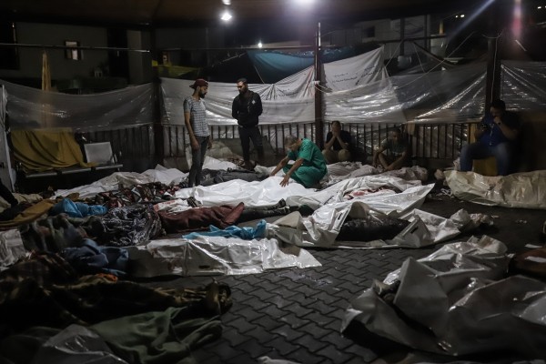 Un bombardeo en un hospital de Gaza deja centenares de fallecidos