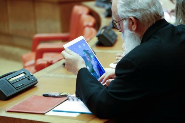 El Congreso convoca el concurso para comprar tablets para los diputados por 733.000 euros
