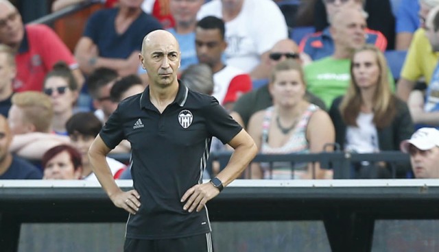 A Pako le sugieren que haga el equipo fuerte desde la defensa 