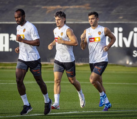 Gayà, Thierry y Canós se consolidan en el grupo a la espera aún de los internacionales
