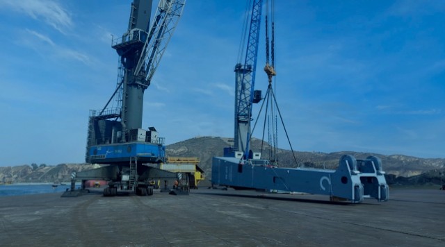 Ership compra una grúa para trabajos en el Puerto que permite levantar hasta 150 toneladas