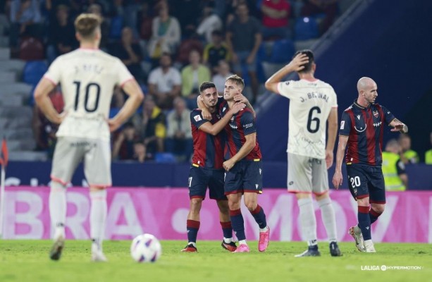 Dani Gómez 'silencia' al Racing de Ferrol y lanza al Levante