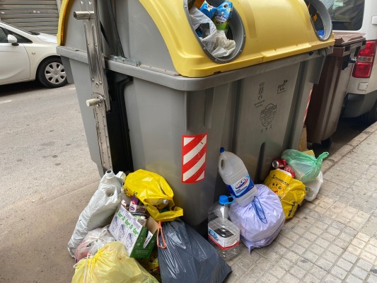 Acord per Guanyar Crevillent pide refuerzo de la limpieza y baldeos contra la suciedad de las calles
