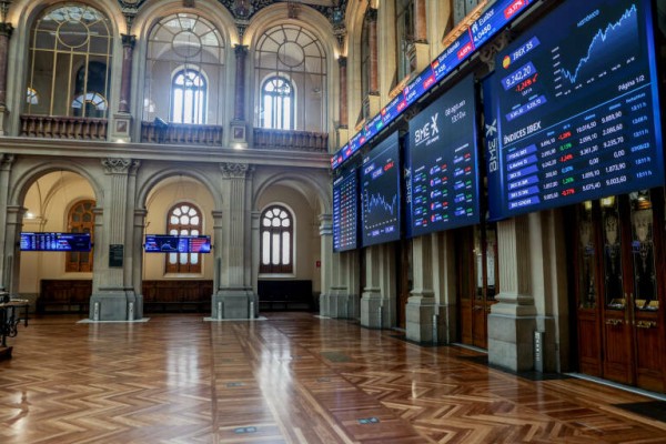 El Ibex 35 despide la primera sesión de la semana al alza aunque no logra retener el 9.300 al cierre
