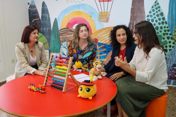 La Directora general de Familia visita el Punto de Encuentro Familiar de Torrent