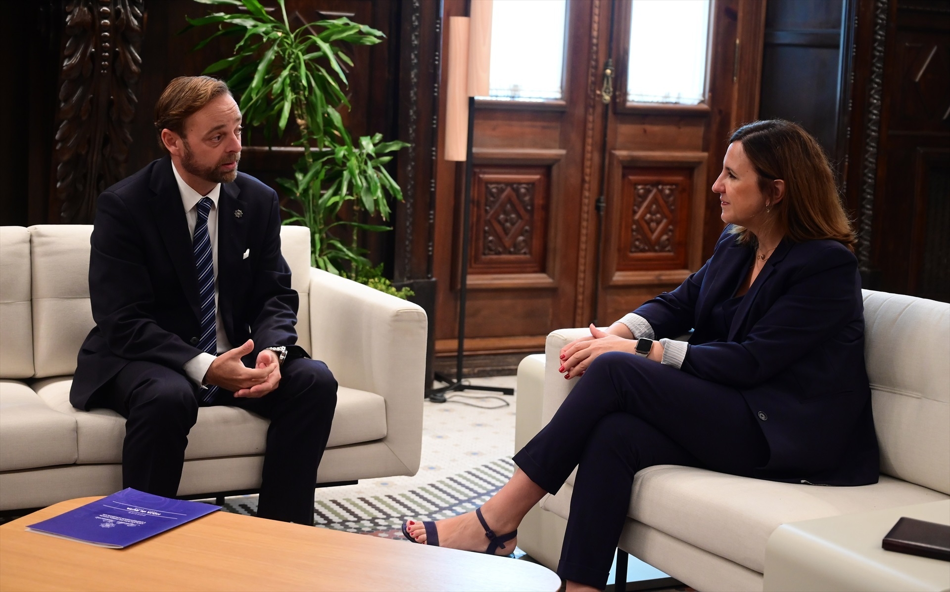 Catalá muestra a los empresarios logísticos su apoyo a la ampliación del puerto