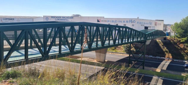 Infraestructuras instala una nueva pasarela ciclista y peatonal sobre la CV-35 en Llíria