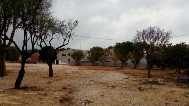 Calp habilita el solar del colegio Gargasindi como aparcamiento para paliar la falta de plazas

